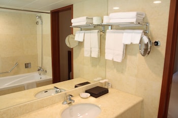 Sejong Deluxe Twin, Namsan Mountain View (10-11F, 2 Double Beds)