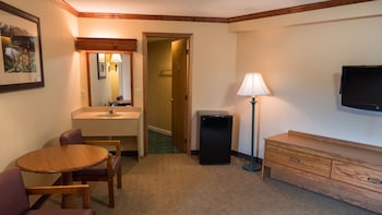 1 Queen Bed - Poolside