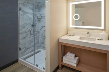 Room, 2 Queen Beds, Pool View
