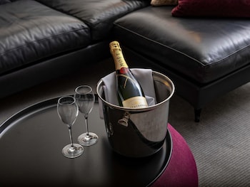 Opera Suite Club Access, King Bed, Separate Lounge, City View High Floor, Indulgent Bath, 94m2