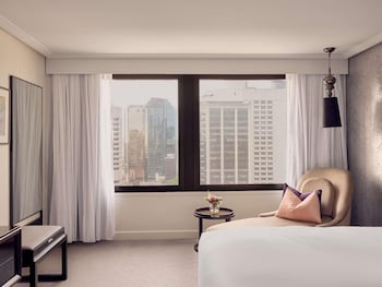 Signature Suite, 1 King Bed, City View
