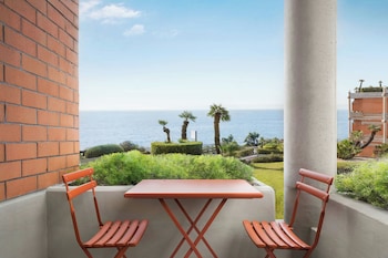 Deluxe Room, 1 King Bed, Balcony, Sea View