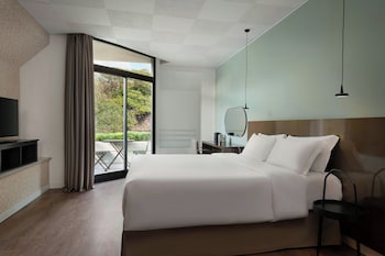 Superior Room, 1 King Bed, Balcony