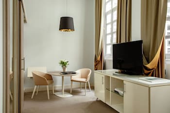 Family Room, Connecting Rooms