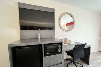 Room, 1 King Bed, Accessible, Non Smoking (Roll-In Shower)