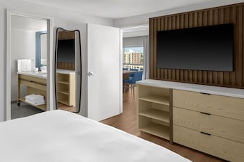 Junior Suite, 1 King Bed with Sofa bed, River View