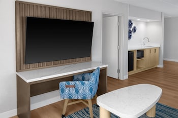 Junior Suite, 1 King Bed with Sofa bed, River View