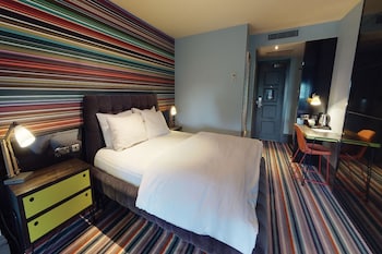 Club Room (FREE Gym & Pool Access)