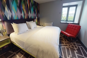 Club Room (FREE Gym & Pool Access)