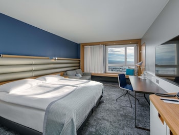 Deluxe Room, 1 Queen Bed, Lake View