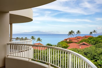 Suite, 1 King Bed, Mobility Accessible, Partial Ocean View (Tub with grab bars)