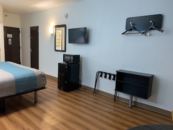 Standard Room, 1 King Bed, Accessible, Non Smoking