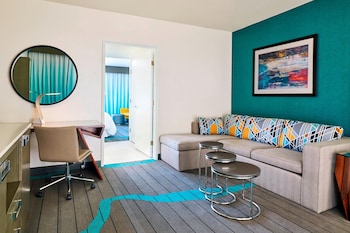 Executive Suite, 1 King Bed with Sofa bed, Mountain View