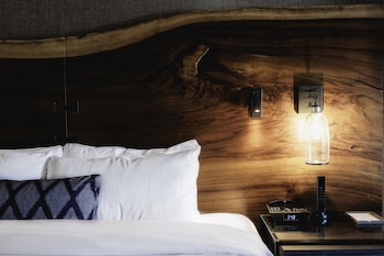 Deluxe Room, 1 King Bed, Mountain View, Slope side