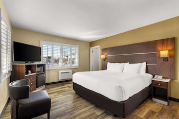 Deluxe Room, 1 King Bed and Bunk Bed, Non Smoking