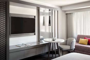 Room, 1 King Bed (Mobility/Hearing Access, Roll-In Shwr)
