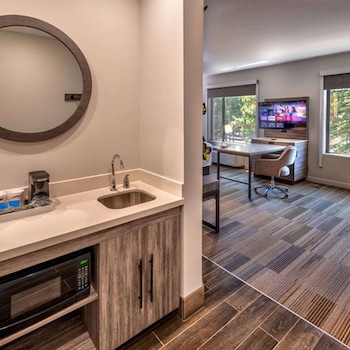 Studio, 1 King Bed, Refrigerator & Microwave (Wet bar)