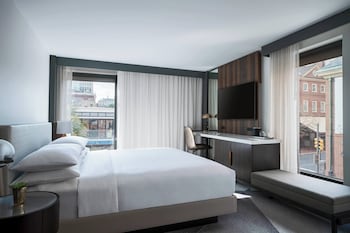 Club Room, 1 King Bed (Mobility/Hearing Accessible, Tub)