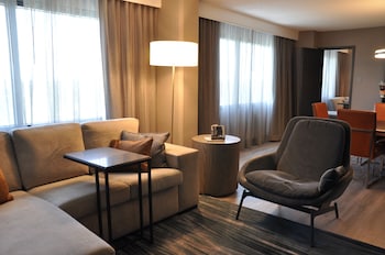Club Room, 1 King Bed (Mobility/Hearing Accessible, Tub)
