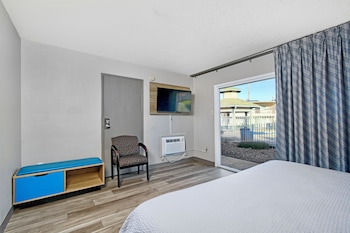 Business Suite, 1 King Bed, Accessible, Non Smoking (Mobility, Bathtub w/Grab Bars)