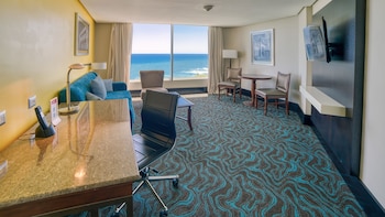 Club Suite, 1 King Bed (Luxurious, Club Floor)