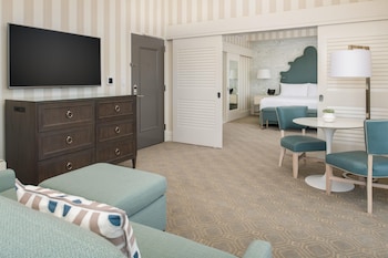 Suite, 1 King Bed, Accessible, Balcony (Mobility and Hearing)