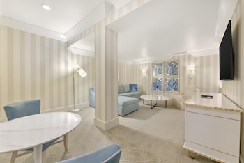Suite, 1 King Bed, Balcony