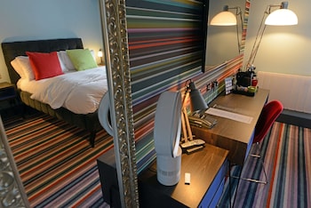 Club Room (FREE Gym & Pool Access)