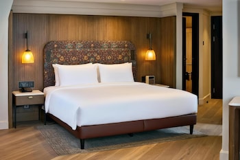 Suite, Corner (Newly Refurbished)