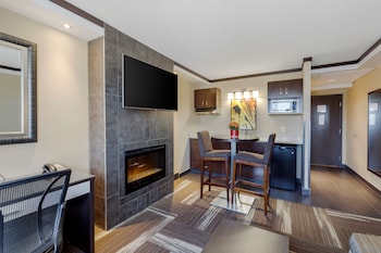 Suite, 1 King Bed, Non Smoking, Kitchenette