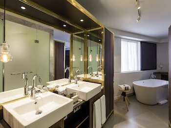 Deluxe Studio Suite, 1 King Bed