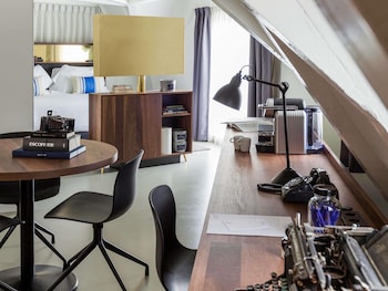 Deluxe Studio Suite, 1 King Bed