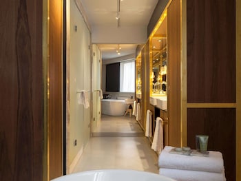 Deluxe Studio Suite, 1 King Bed