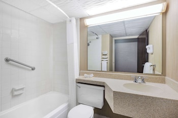Room, 2 Queen Beds, Non Smoking, Poolside