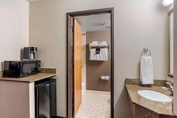 Standard Room, 2 Queen Beds, Microwave, Poolside