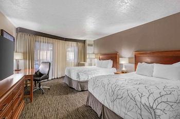 Standard Room, 2 Queen Beds, Microwave, Poolside