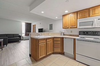 Apartment, 1 King Bed, Accessible, Non Smoking (Mobility/Hearing, Tub w/Grab bars)