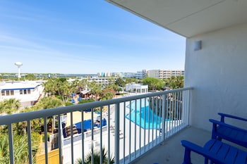 Junior Suite, Multiple Beds, Pool View