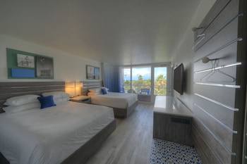 Junior Suite, Multiple Beds, Pool View