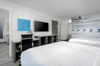 Junior Suite, Multiple Beds, Pool View