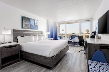 Room, 1 King Bed, Pool View