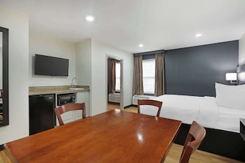 Suite, 1 King Bed, Non Smoking, Kitchenette (with Sofabed)