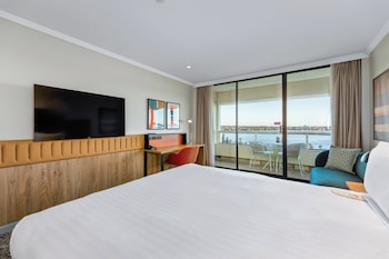 Premium Room, 1 Queen Bed, Balcony, River View (Swan River View, High Floor)