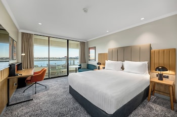 Premium Room, 1 Queen Bed, Balcony, River View (Swan River View, High Floor)