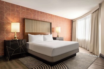 Junior Suite, 1 King Bed, Balcony, Pool View