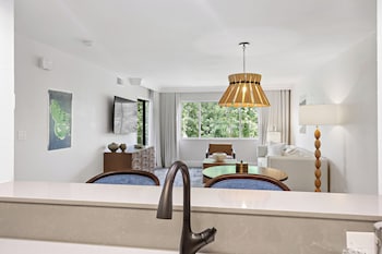 Suite, 2 Bedrooms (2 Queen Beds)