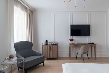 Grand Room, 1 Queen Bed (Petite)