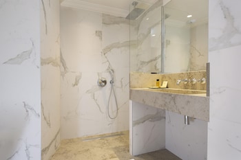 Superior Room, 1 Queen Bed, Non Smoking (Walk-in Shower)