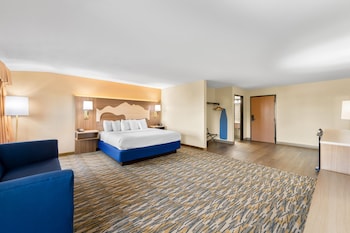 Suite, 1 King Bed, Non Smoking, Jetted Tub (Oversized Room)