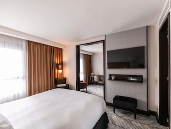 Prestige Suite, 1 King Bed, Lounge (High Floor)